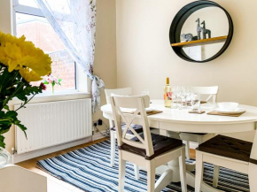 The Warwick - Quaint Victorian Home With Free Parking